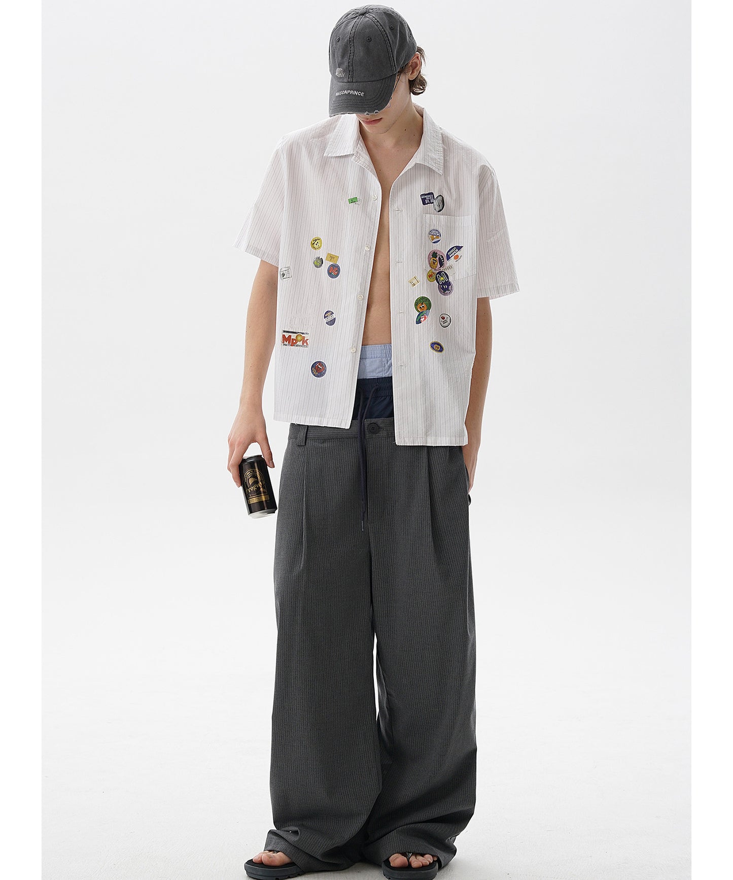 【SALE 30%OFF_特別価格適用※カートに入れるとセール価格が適用されます※】オーバーサイズ ステッカープリント 半袖シャツ DCS2047【MASONPRINCE】【2025SS】