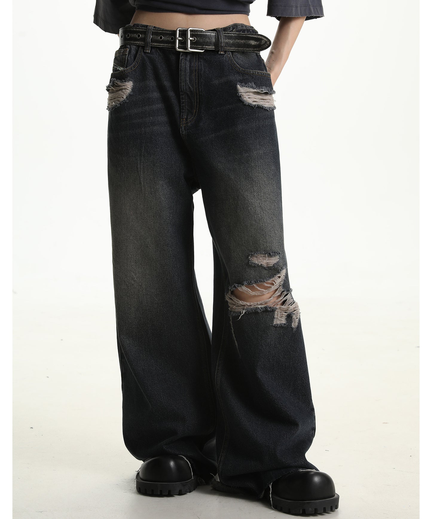 Wide silhouette distressed denim pants with side belt NZK6133