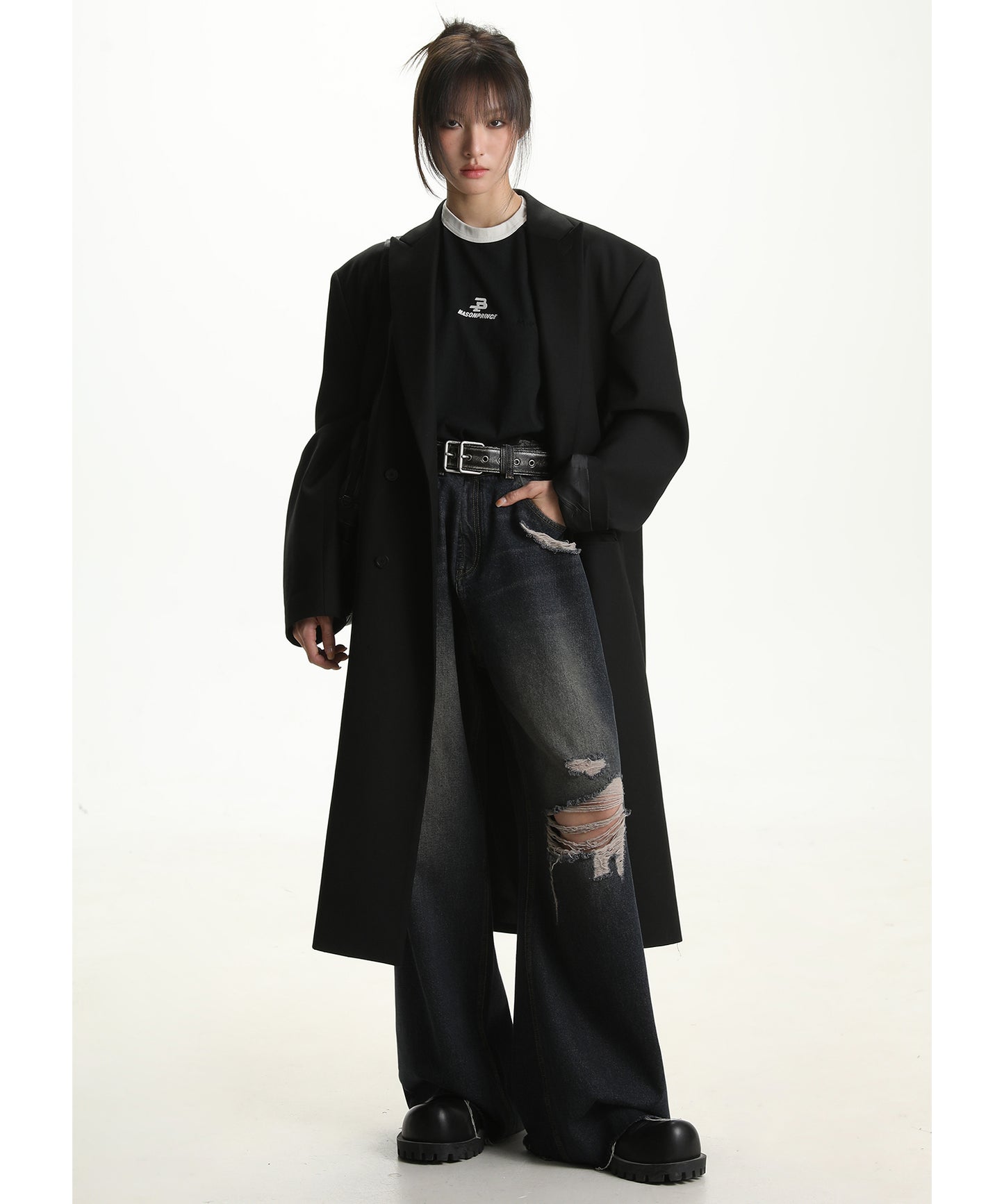 Wide silhouette distressed denim pants with side belt NZK6133