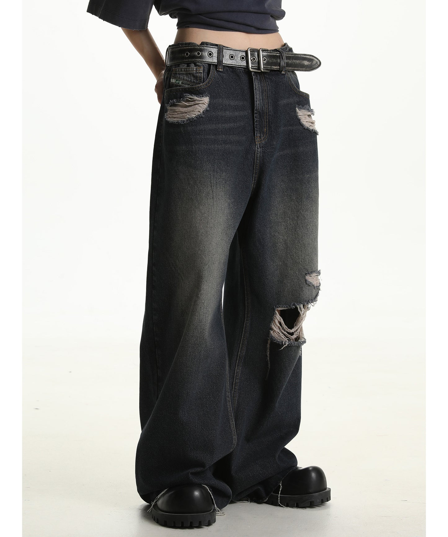 Wide silhouette distressed denim pants with side belt NZK6133