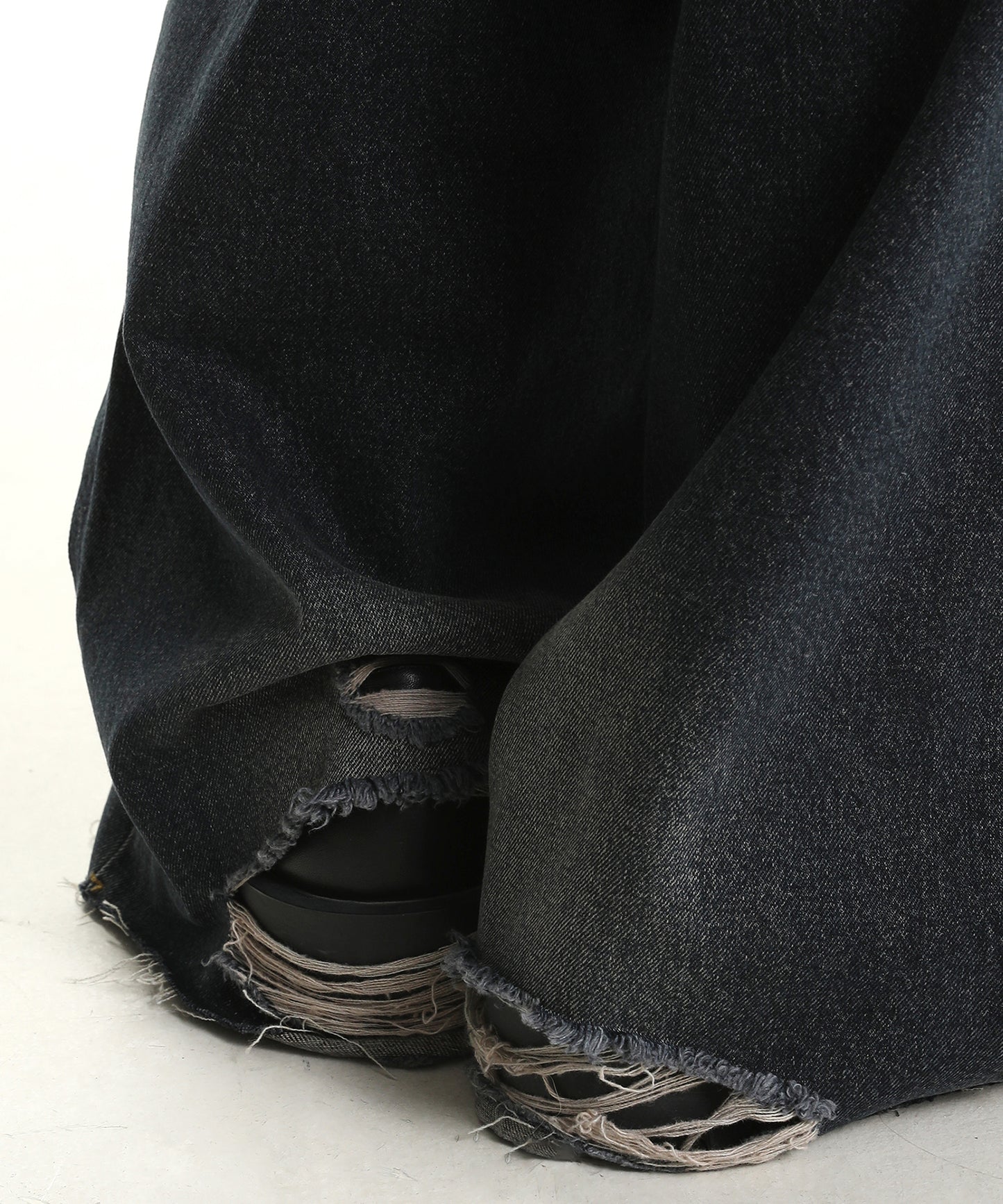 Wide silhouette distressed denim pants with side belt NZK6133