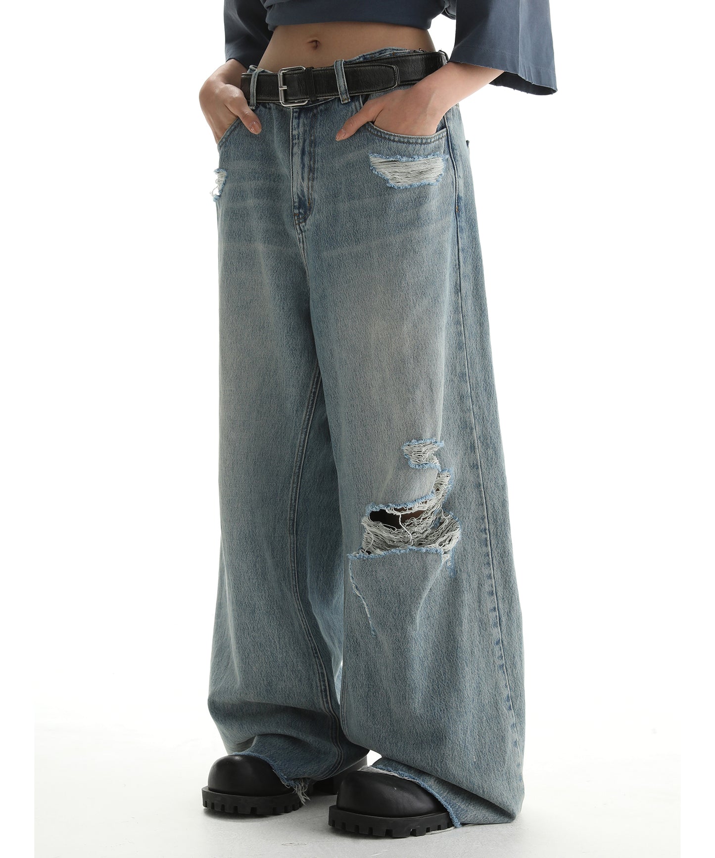 Wide silhouette distressed denim pants with side belt NZK6133