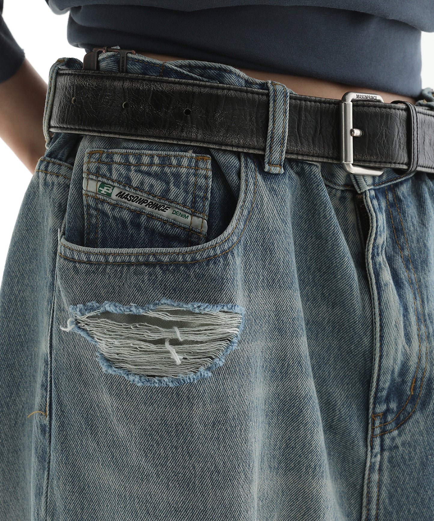 Wide silhouette distressed denim pants with side belt NZK6133
