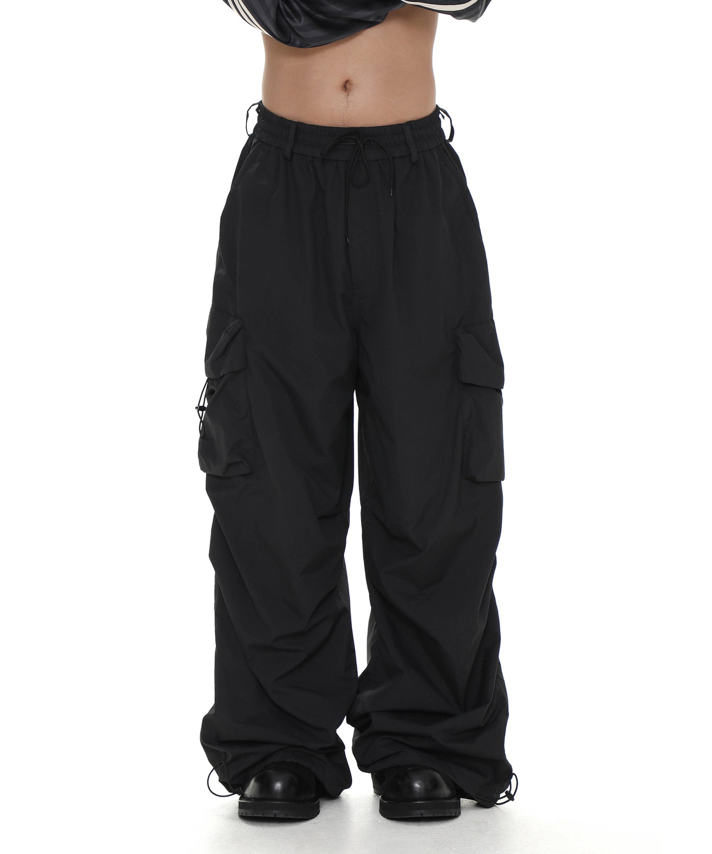 Wide silhouette elastic waist nylon cargo pants XXK4227