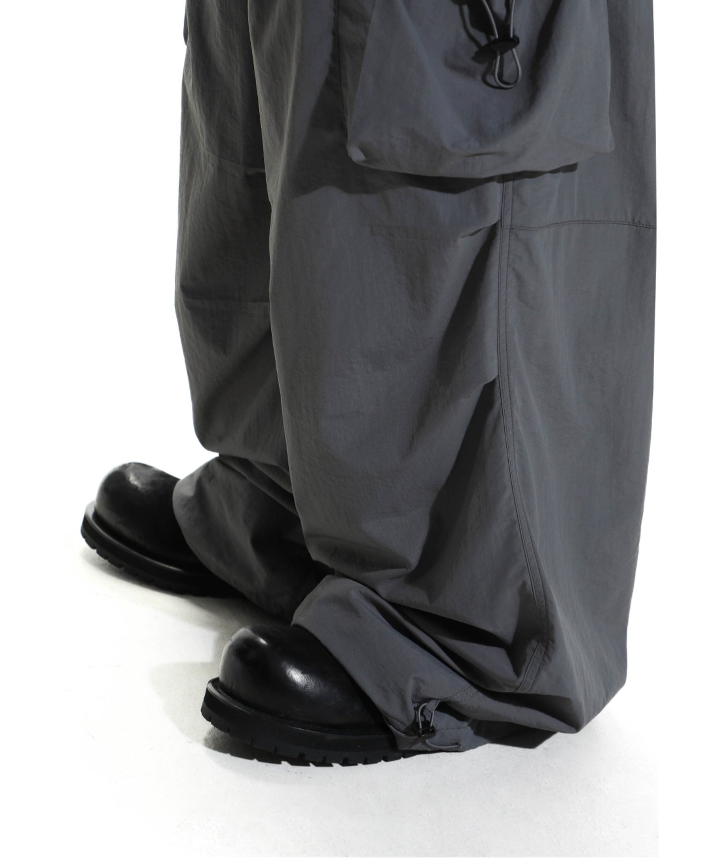 Wide silhouette elastic waist nylon cargo pants XXK4227