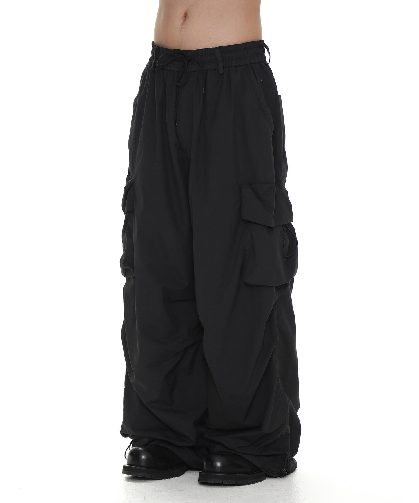Wide silhouette elastic waist nylon cargo pants XXK4227