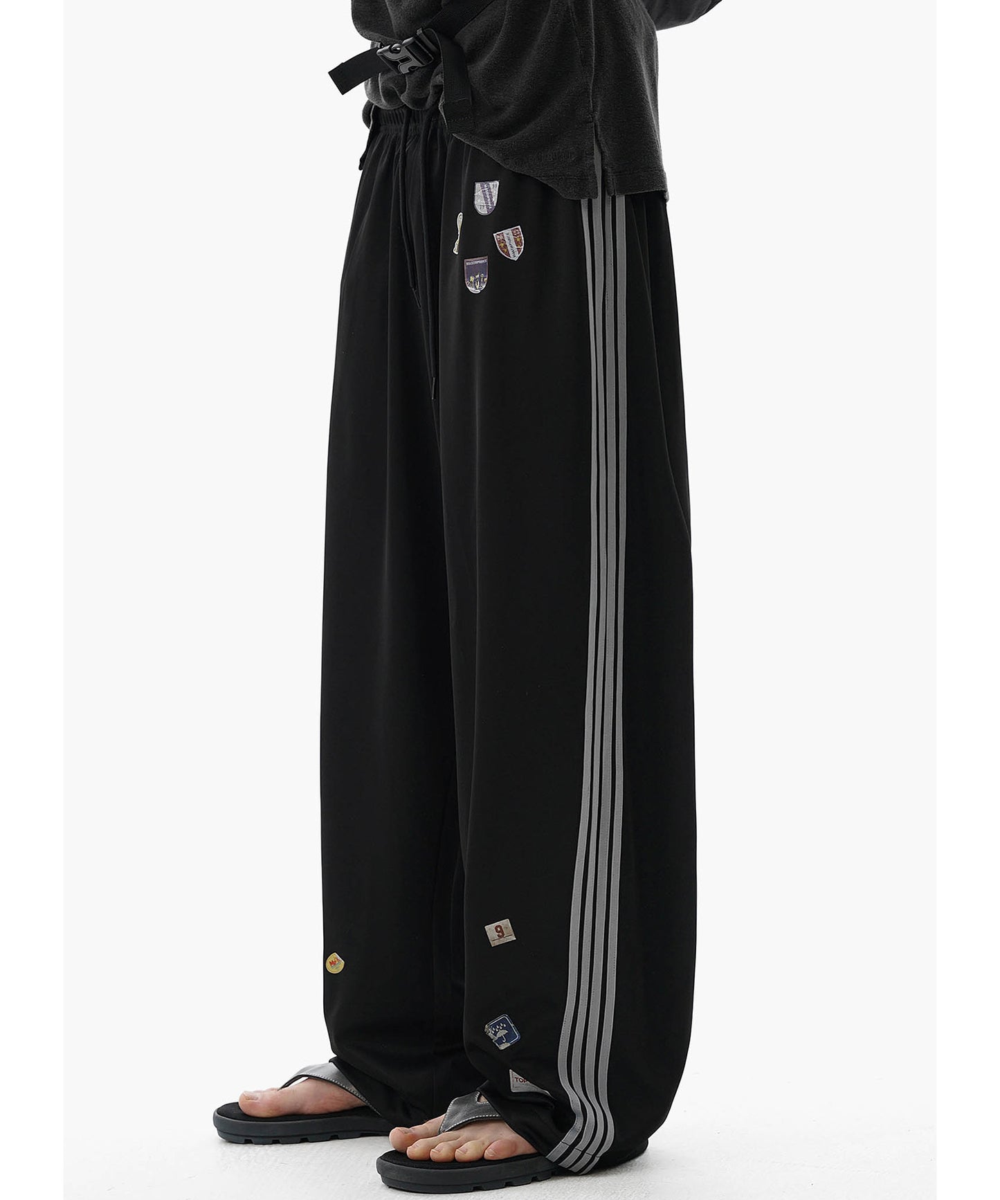 【自社サイト限定】ルーズフィット ステッカープリント サイドライン トラックパンツ XXK4349【MASONPRINCE】【2025SS】